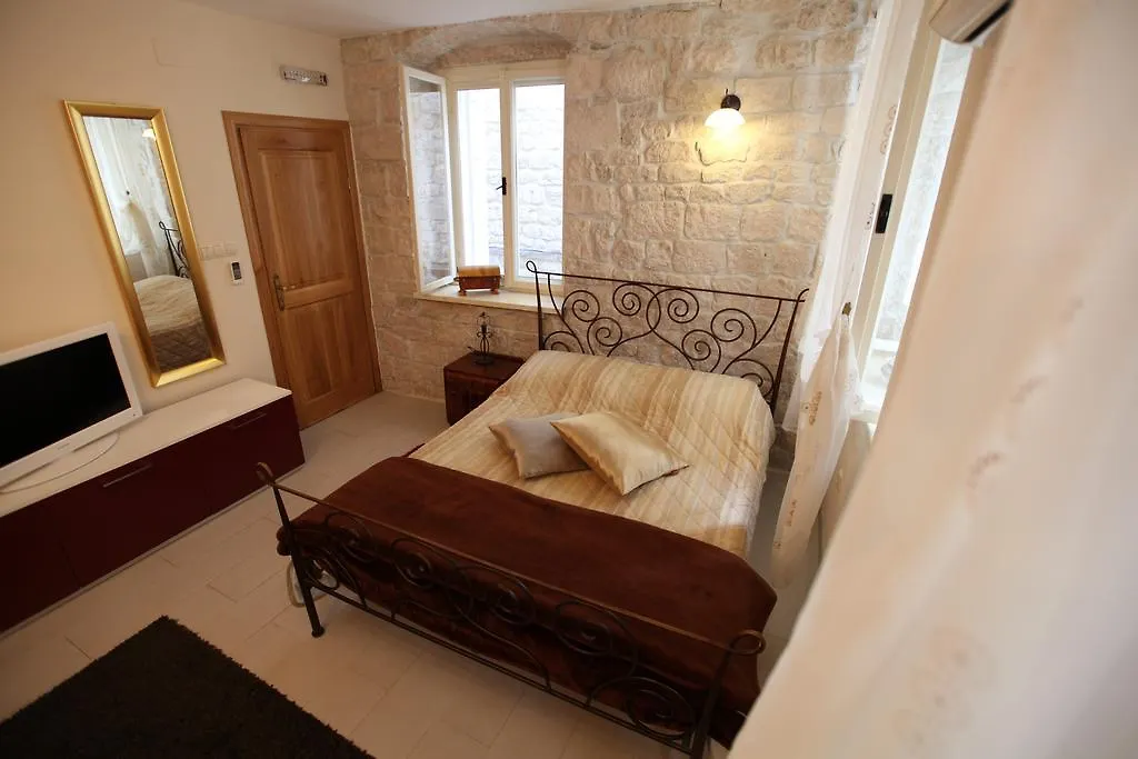 Tragurium & Salona Apartments Trogir