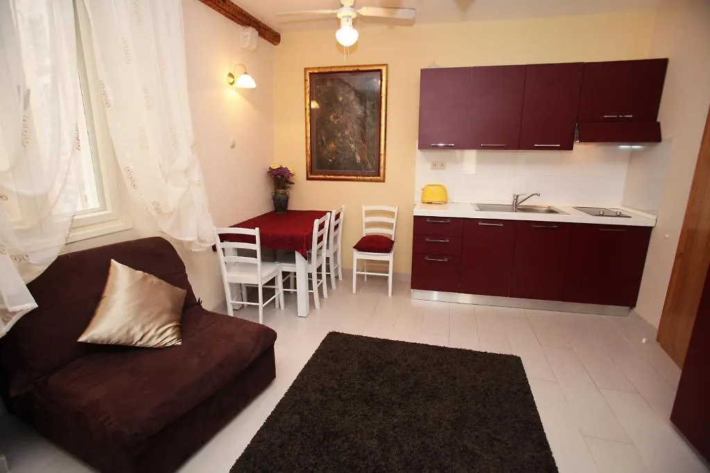 Tragurium & Salona Apartments Trogir